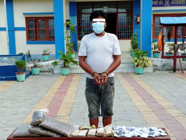 तीन केजी गाँजा र २ लाख रुपैयाँसहित एक जना पक्राउ 