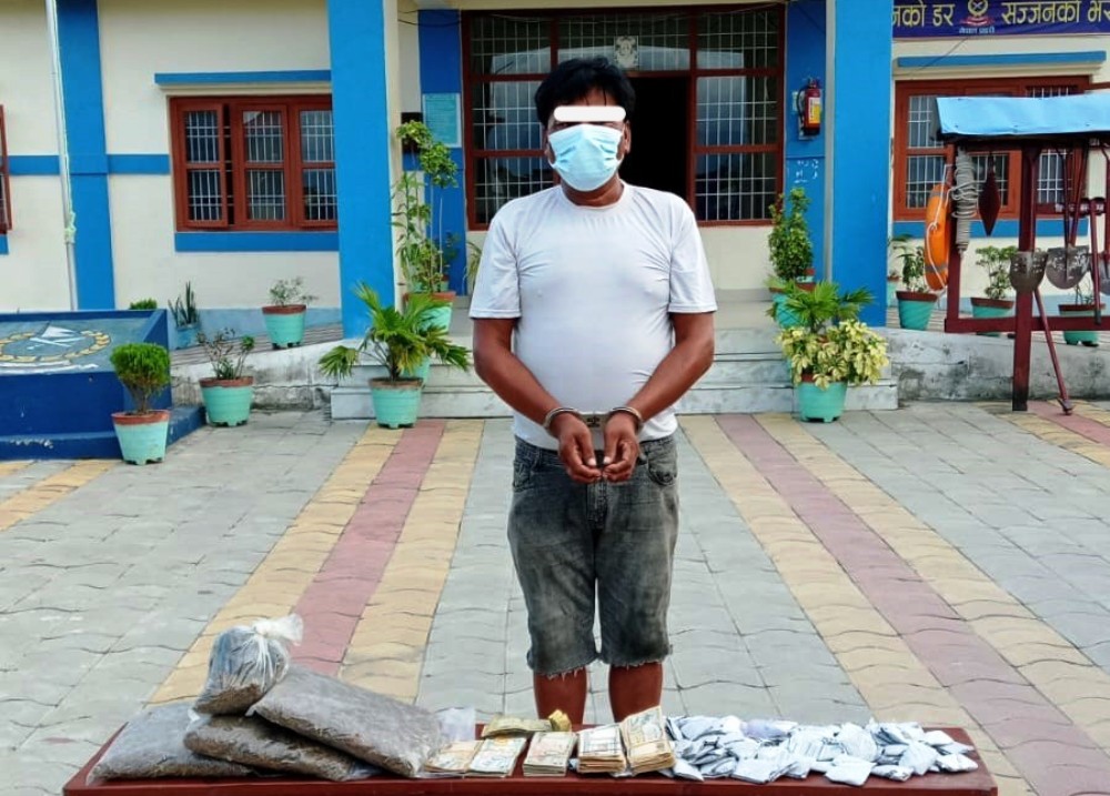 तीन केजी गाँजा र २ लाख रुपैयाँसहित एक जना पक्राउ