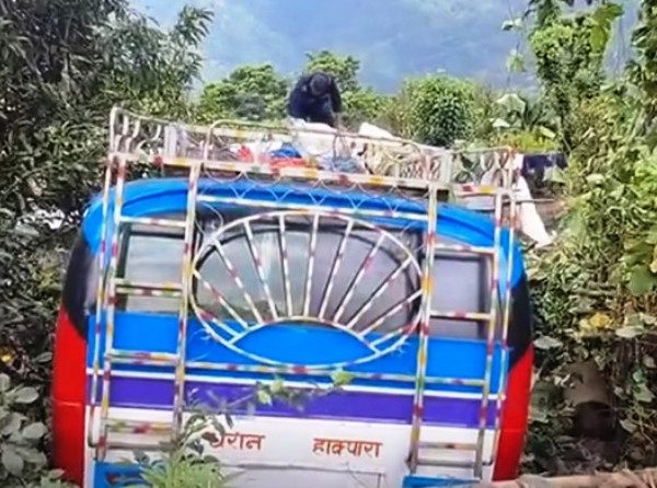 धनकुटाको साँगुरीगढीमा बस दुर्घटना