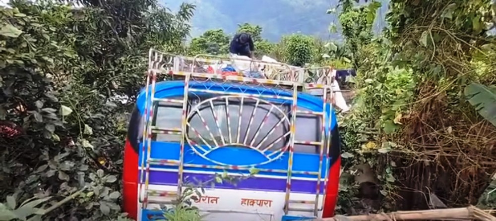 धनकुटाको साँगुरीगढीमा बस दुर्घटना