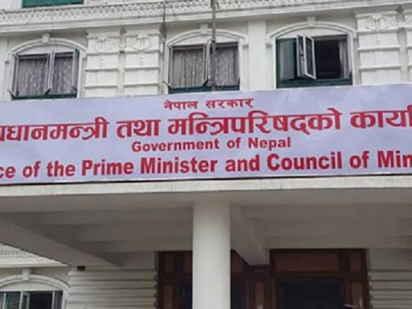 प्रधानमन्त्रीद्वारा मन्त्रालयका सचिवहरूसँग आपतकालीन छलफल