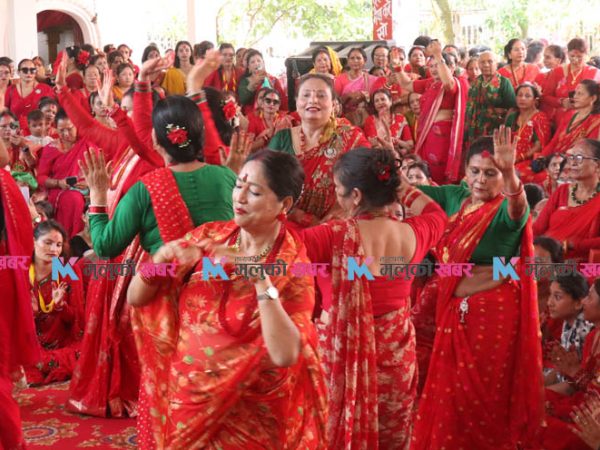 तीजमा विराटनगरका शिवालयमा व्रतालु महिलाको भीड (फोटो फिचर)