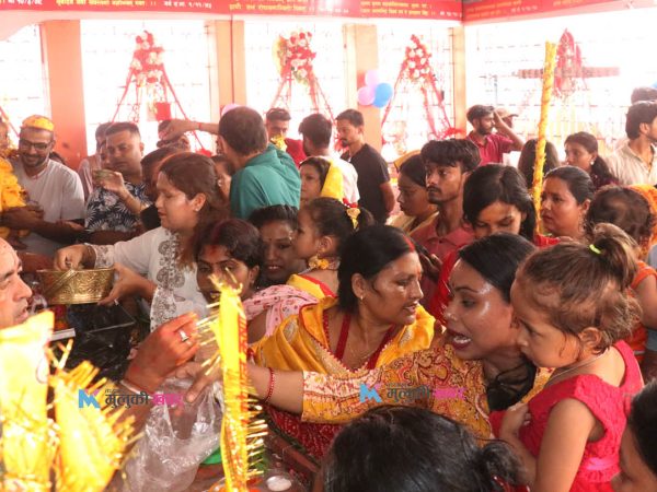 विराटनगरको राधाकृष्ण मन्दिरमा भक्तजनको भीड (फोटो फिचर)