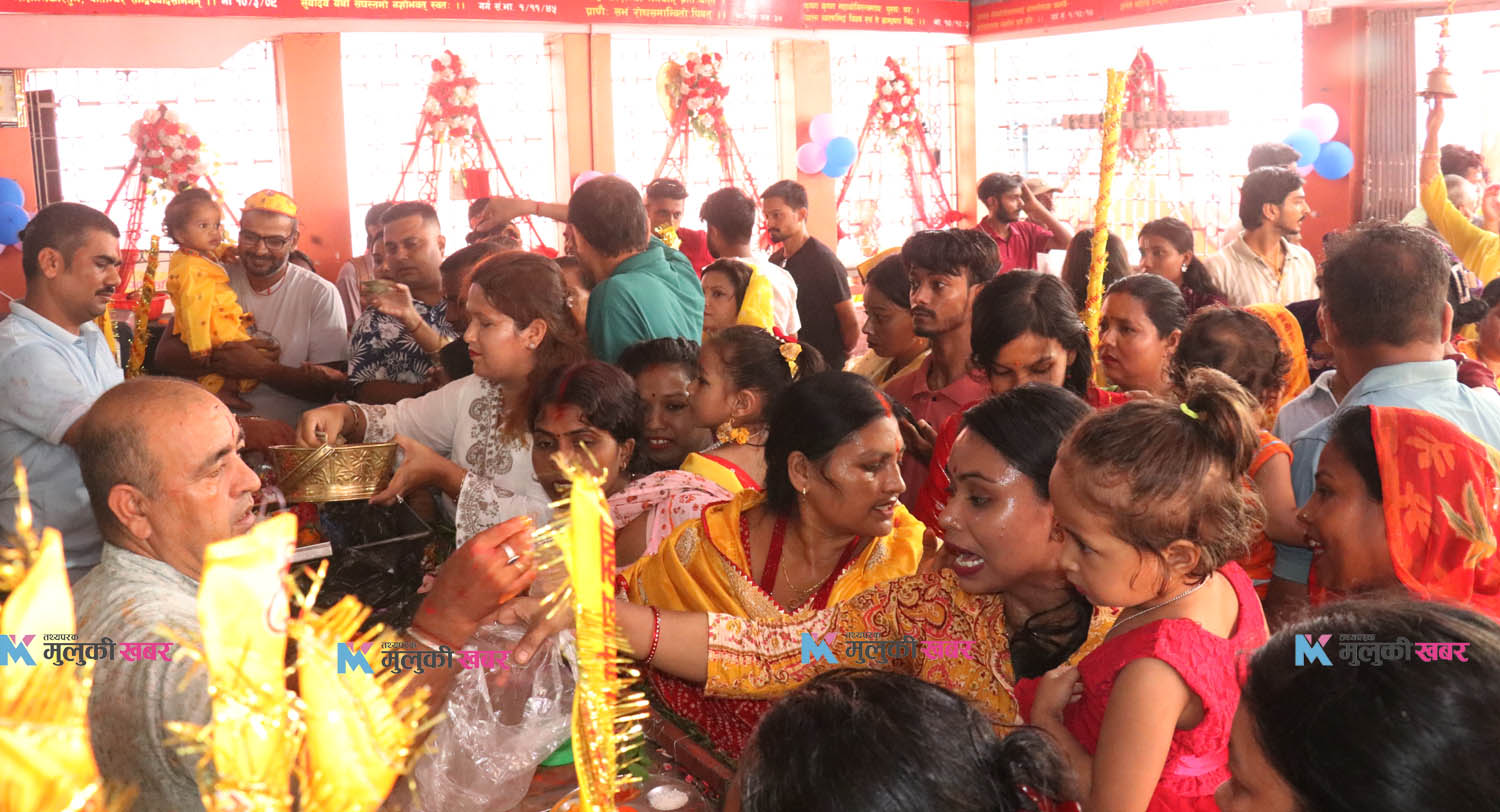 विराटनगरको राधाकृष्ण मन्दिरमा भक्तजनको भीड (फोटो फिचर)