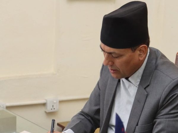 काप्रीले निर्वाचन आयोगमा पद बहाली गरे