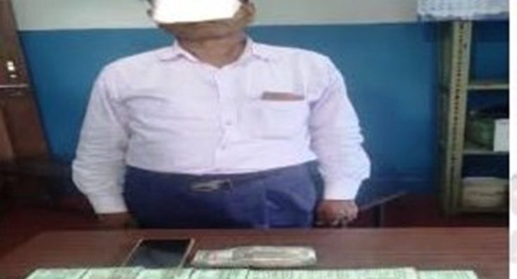 स्रोत नखुलेको भारतीय रुपैयाँसहित एक जना पक्राउ