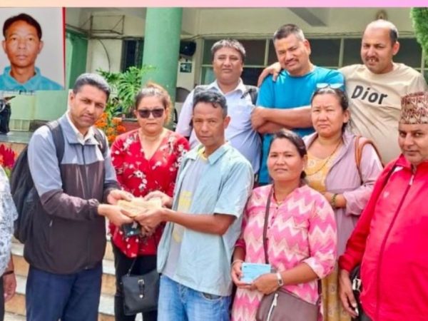 मुटुको उपचार गराइरहेका टेम्पो चालक तामाङलाई मजदुर संगठनको सहयोग
