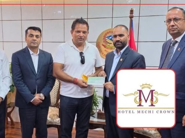 झापाको 'मेची क्राउन' होटलद्वारा बाढीपीडितका लागि २६ लाख सहयोग