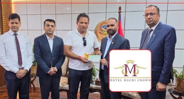 झापाको 'मेची क्राउन' होटलद्वारा बाढीपीडितका लागि २६ लाख सहयोग