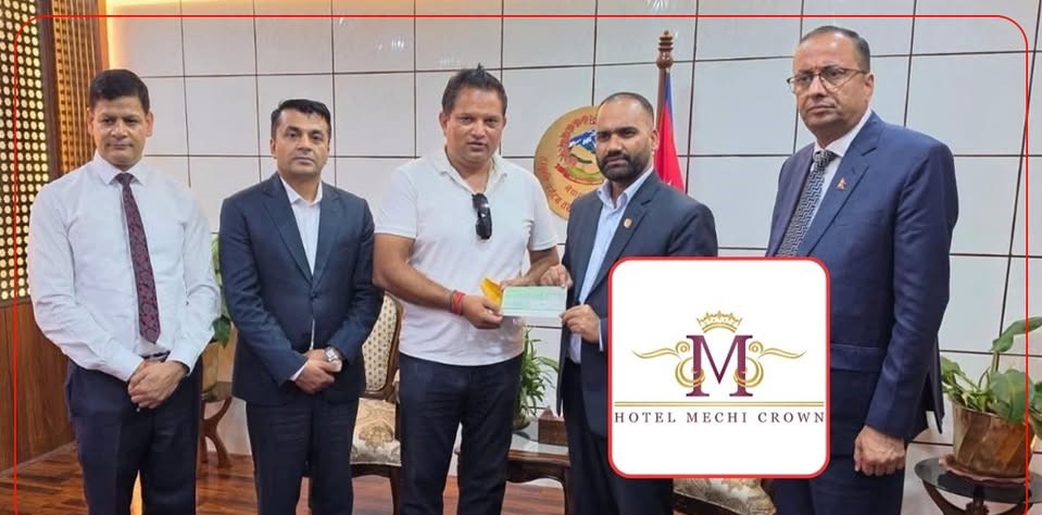 झापाको 'मेची क्राउन' होटलद्वारा बाढीपीडितका लागि २६ लाख सहयोग