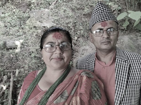 बाढीपछि सम्पर्कविहीन न्यौपाने दम्पतीको अन्त्येष्टि गर्दै परिवार