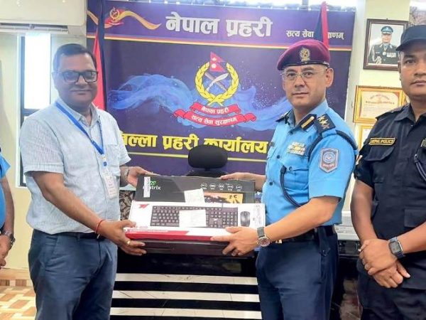 जिल्ला प्रहरी कार्यालय मोरङलाई दुई थान कम्प्युटर सहयोग
