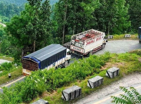 कृष्णभीरमा १० दिनदेखि सडक अवरुद्ध , हेटौँडा– काठमाडौं सडकमा चाप