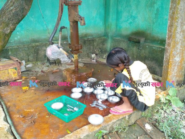 विद्यालयमा सिकाइभन्दा व्यवस्थापनकै समस्या : एउटै कोठामा तीन वटा कक्षा, सुविधा भने शून्य 