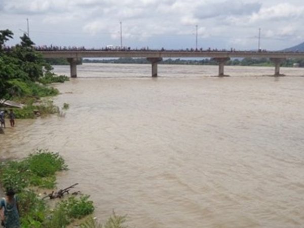 नारायणी नदीमा बाढी: सुस्ताको थारु टोल डुबानमा, ७८ घरपरिवार विस्थापित