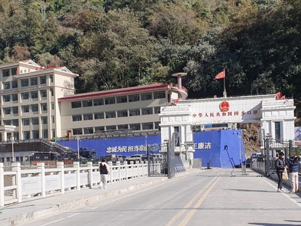 चीनतर्फ फसेका ११४ नेपाली तातोपानी नाका हुँदै नेपाल फर्किए