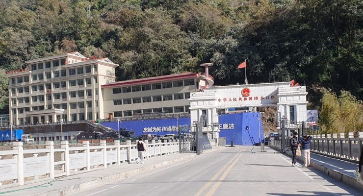 चीनतर्फ फसेका ११४ नेपाली तातोपानी नाका हुँदै नेपाल फर्किए