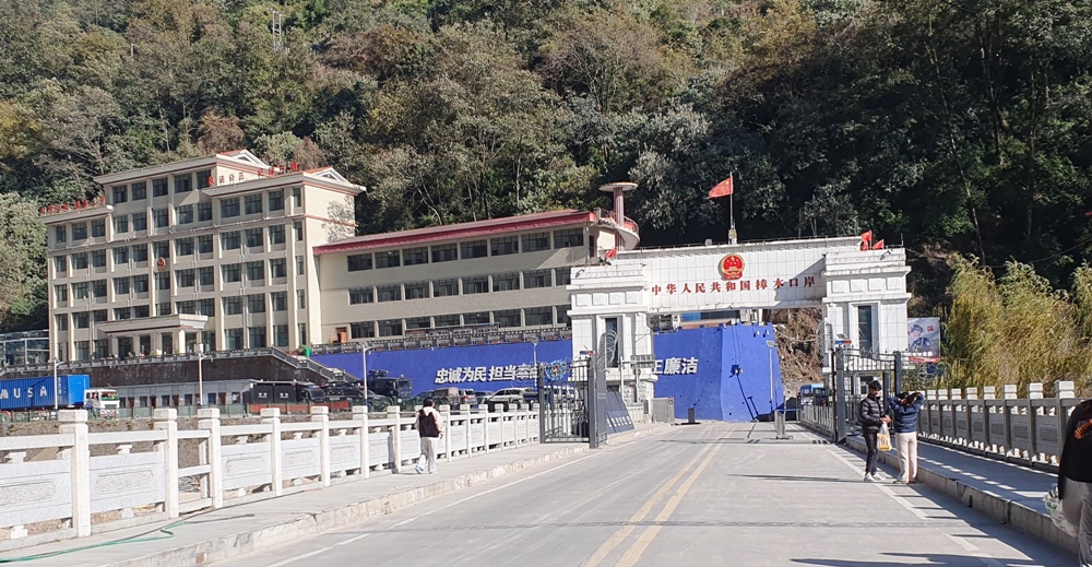 चीनतर्फ फसेका ११४ नेपाली तातोपानी नाका हुँदै नेपाल फर्किए