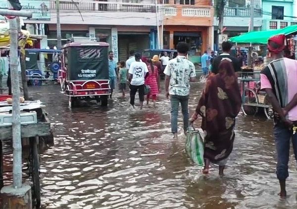 रातु नदीको बाँध भत्किँदा जलेश्वर जलमग्न 