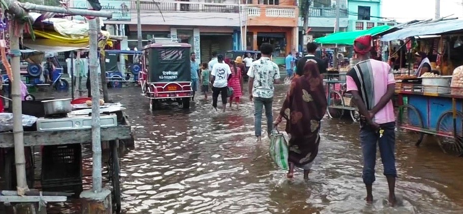 रातु नदीको बाँध भत्किँदा जलेश्वर जलमग्न 