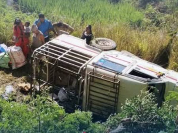 कटारीमा बोलेरो दुर्घटना हुँदा चालकसहित १५ जना घाइते