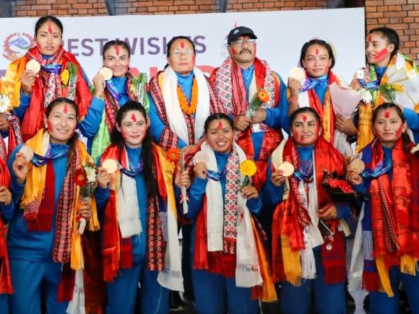 पदक विजेता महिला कबड्डी टोली स्वदेश फर्कियो