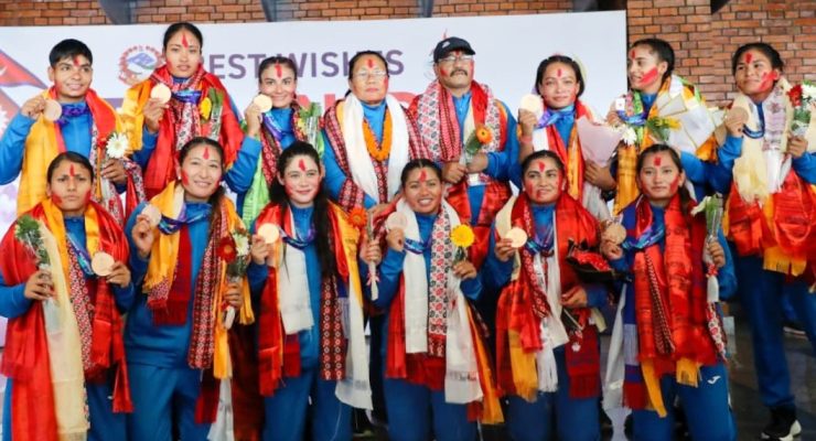 पदक विजेता महिला कबड्डी टोली स्वदेश फर्कियो