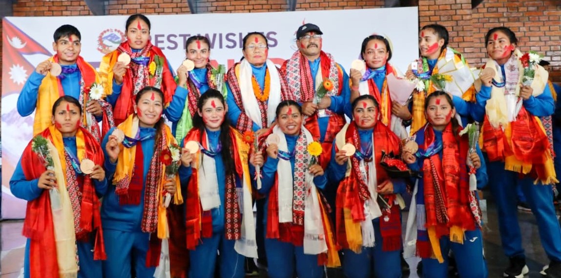 पदक विजेता महिला कबड्डी टोली स्वदेश फर्कियो