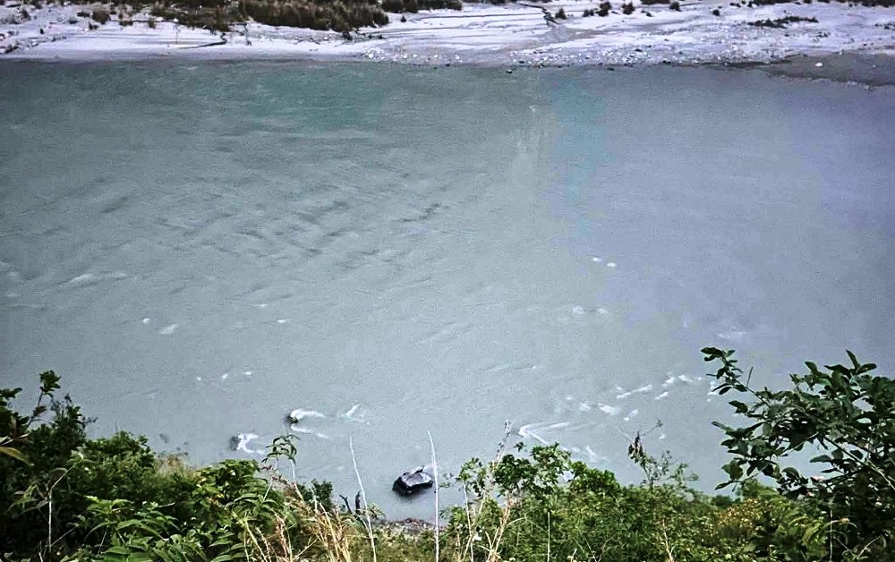 सुनकोशीमा गाडी खस्दा ३ महिलाको मृत्यु, ३ बेपत्ता