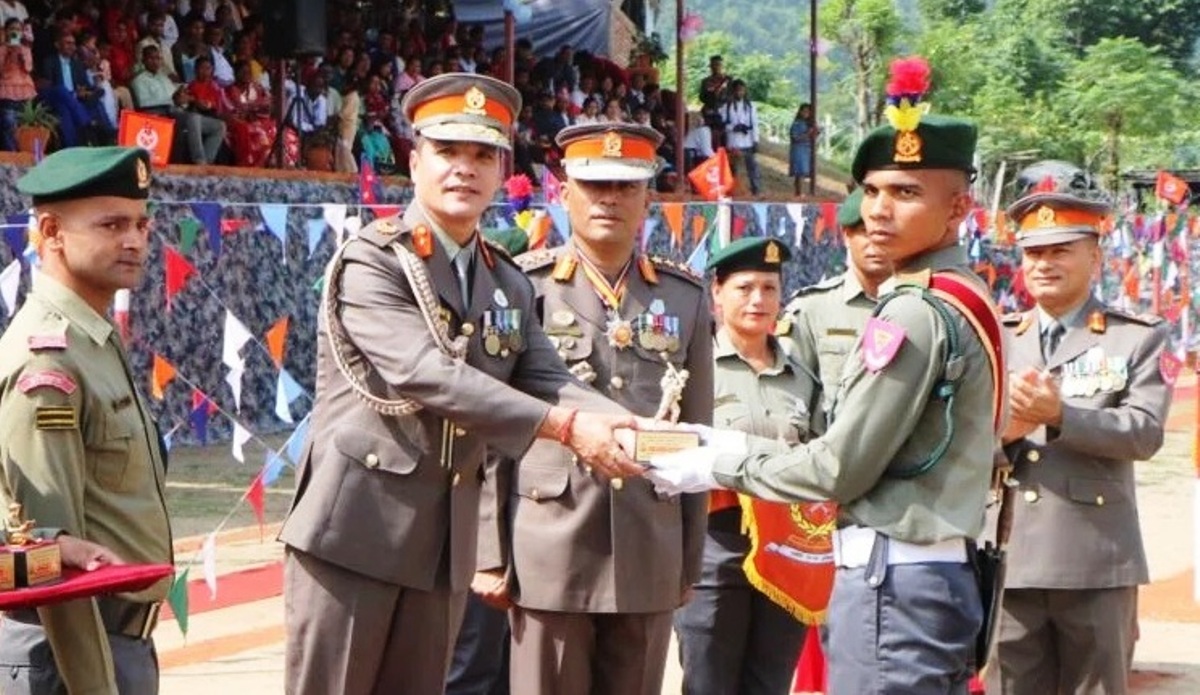 चितवनमा ११९ सशस्त्र प्रहरी जवान दीक्षित, राष्ट्रसेवामा समर्पित हुन निर्देशन