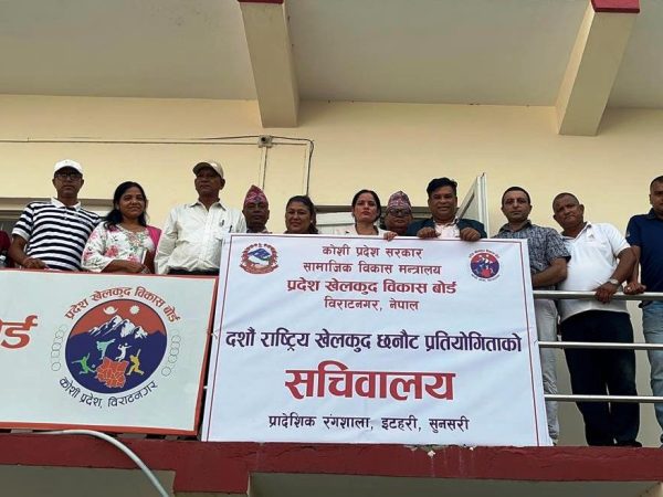 कबड्डीकी मेनुका र प्रशिक्षक पार्वती सम्मानित हुँदै