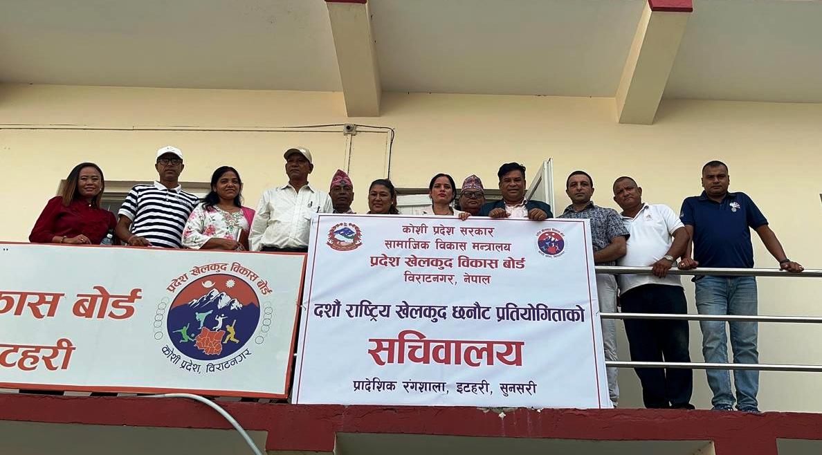 कबड्डीकी मेनुका र प्रशिक्षक पार्वती सम्मानित हुँदै