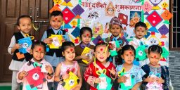 बाल संसार स्कुलमा टीका, जमरा र दक्षिणासहित दसैँको शुभकामना आदानप्रदान
