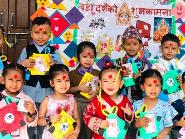 बाल संसार स्कुलमा टीका, जमरा र दक्षिणासहित दसैँको शुभकामना आदानप्रदान