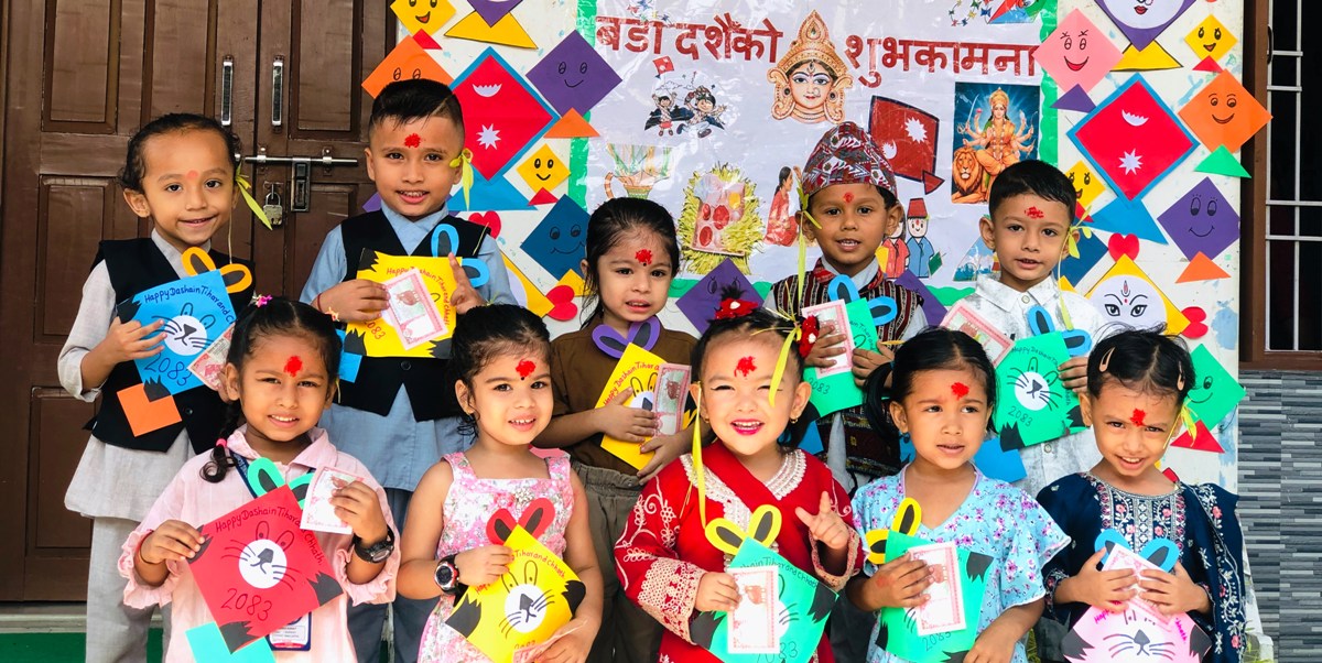बाल संसार स्कुलमा टीका, जमरा र दक्षिणासहित दसैँको शुभकामना आदानप्रदान