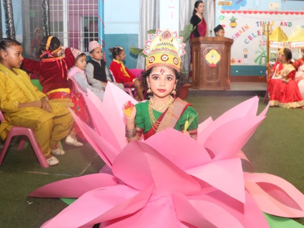 एभरेस्टका मन्टेश्वरीका विद्यार्थीले व्यवहारमै सिके चाडपर्वका संस्कार