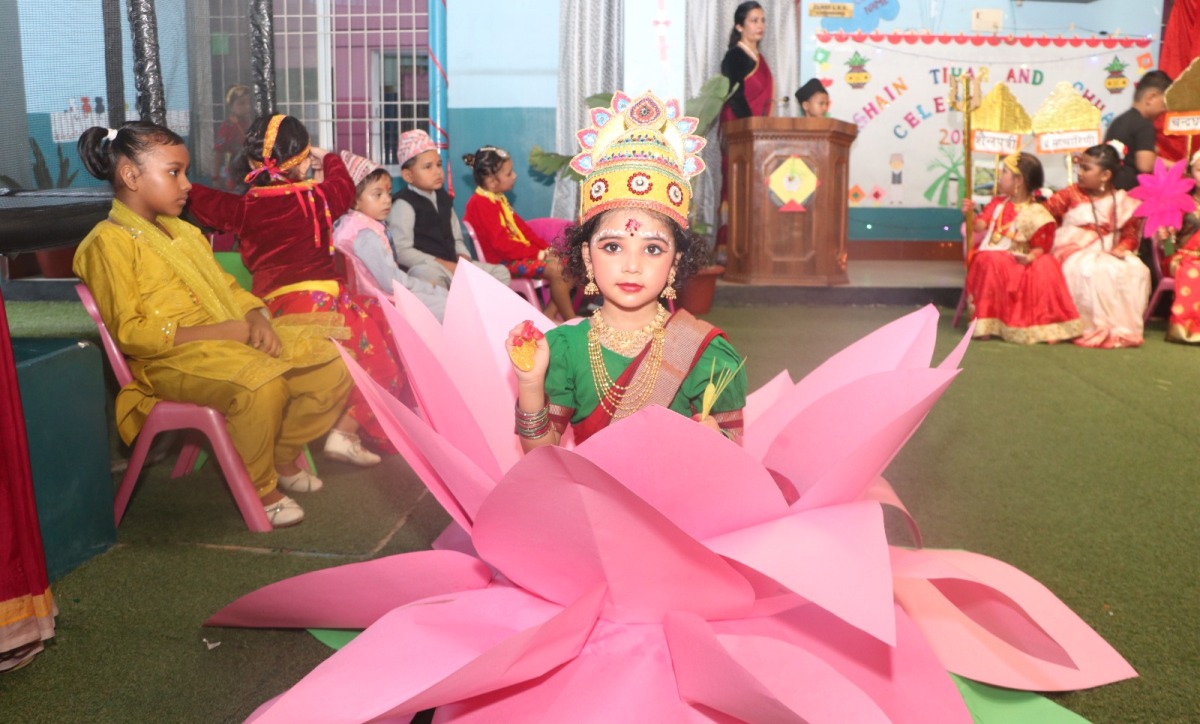 एभरेस्टका मन्टेश्वरीका विद्यार्थीले व्यवहारमै सिके चाडपर्वका संस्कार