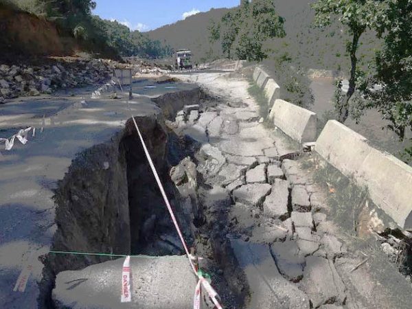 त्रिशूली नदीको कटानले भासिएको पृथ्वी राजमार्ग खुलाउन ‘ब्याक कटिङ’ तीव्र